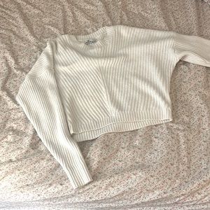 Hollister Ribbed Crew Sweater in color white. Perfect for fall and winter!